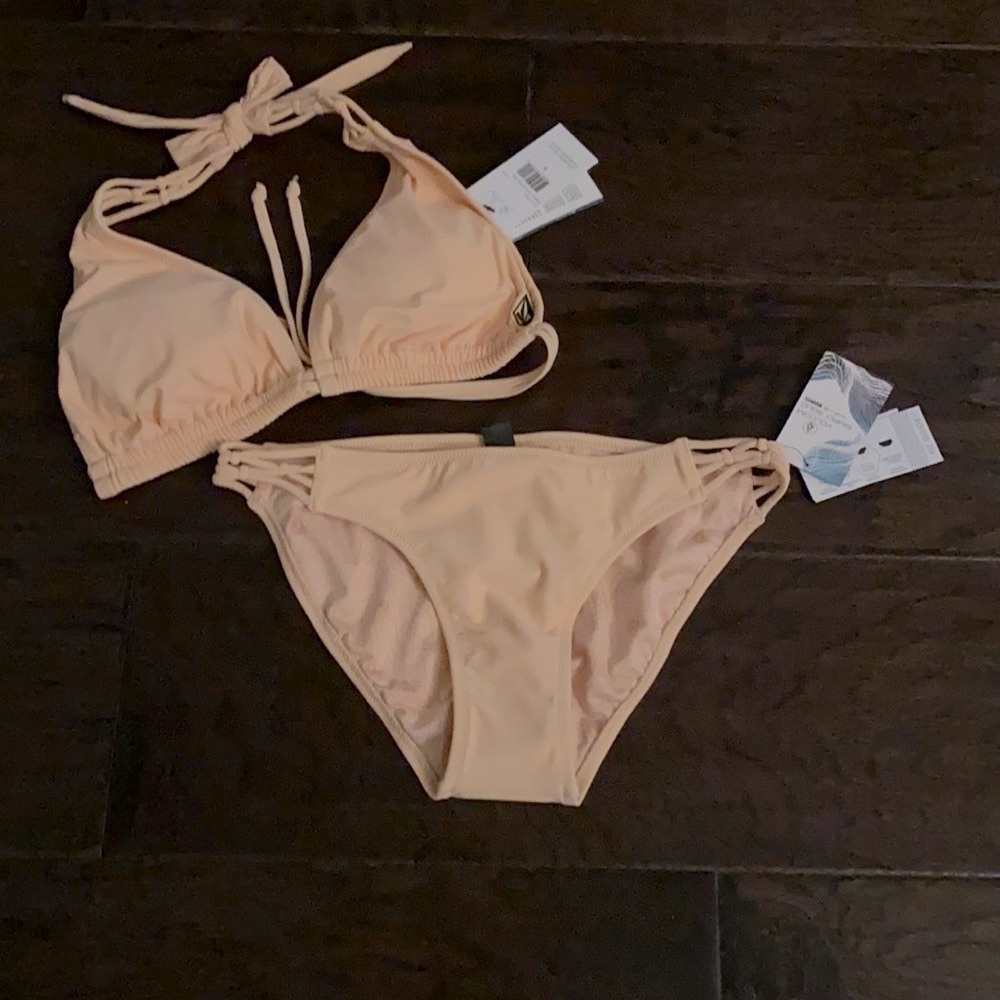 Super cute bikini!! Gorgeous peach color.
